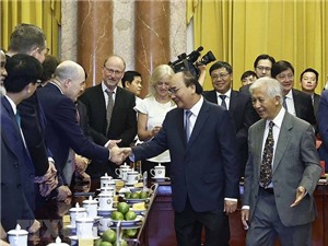 Chủ tịch nước Nguyễn Xuân Phúc tiếp các nhà khoa học quốc tế